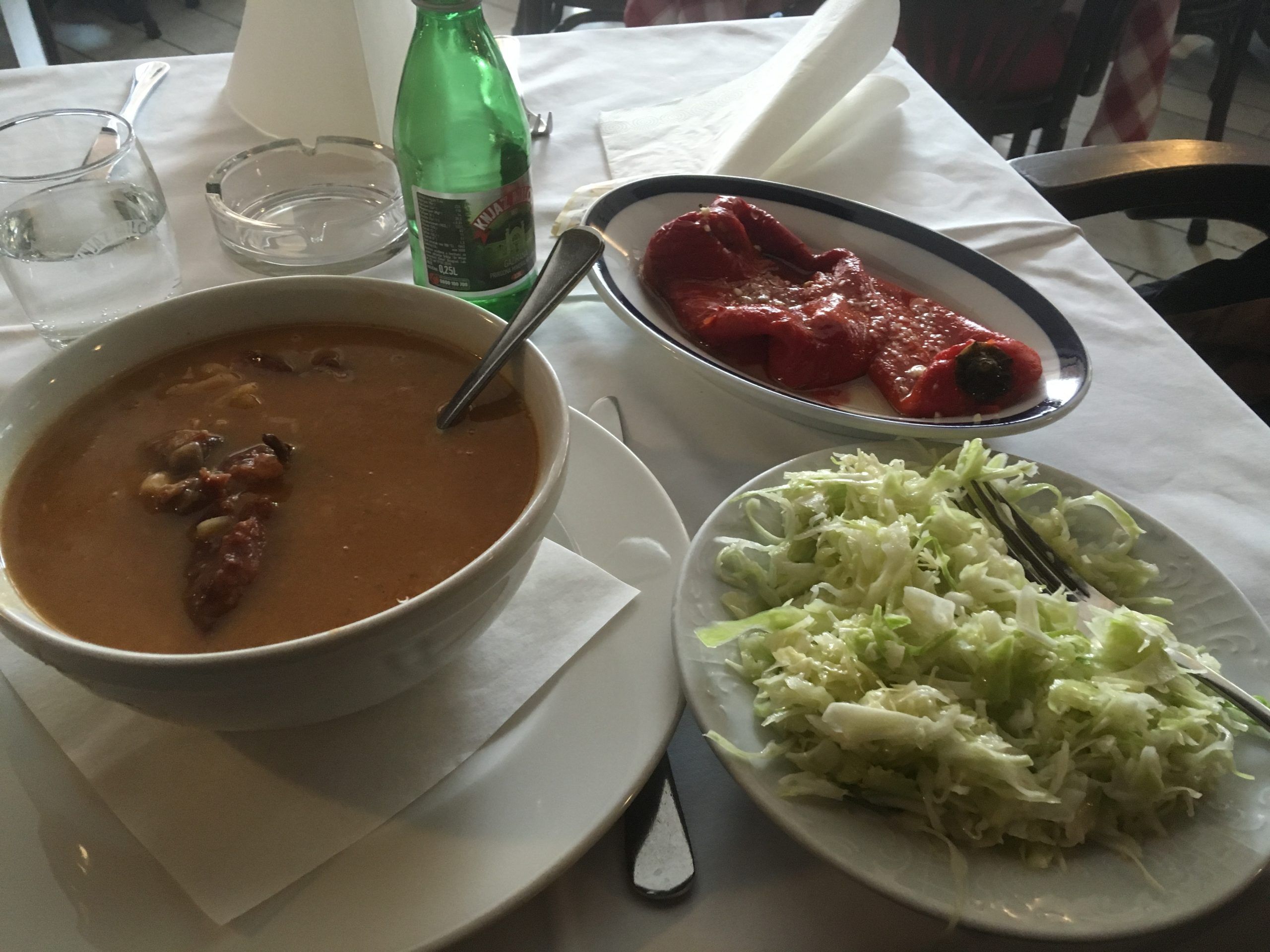 Plato tradicional de judías con pimientos asados y col fresca Qué ver y hacer en Belgrado