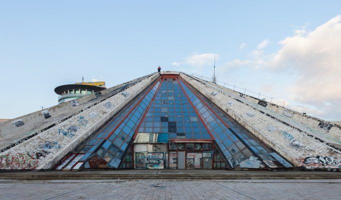 La Pirámide de Tirana, el templo profano de un dictador